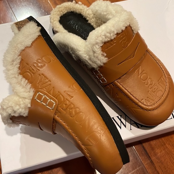 JW Anderson Embossed Grid Shearing Loafer Beige - Picture 6 of 8